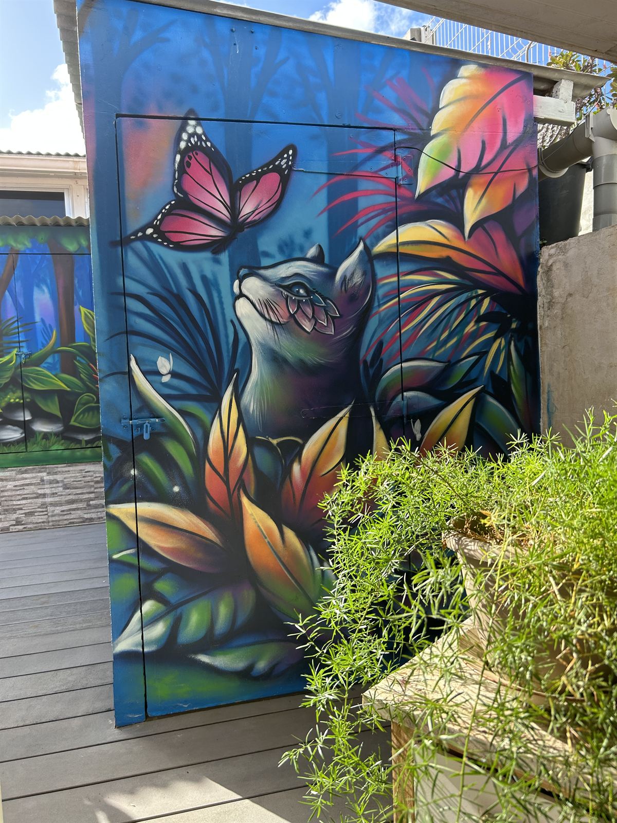 Fresque Villa Wynwood — panda sur bombe aérosol, ballons cœurs multilingues